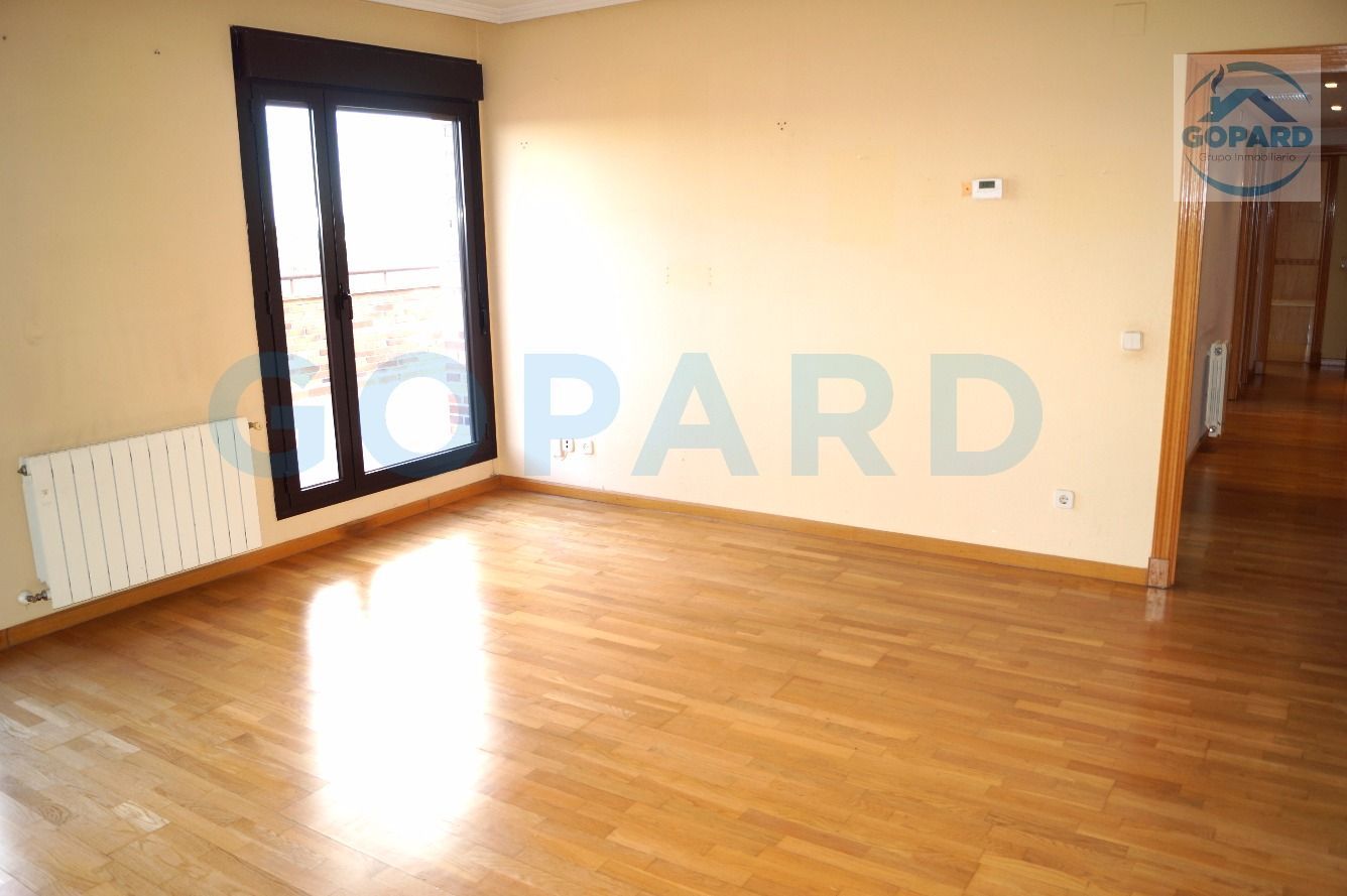 Dormitori de Àtic de lloguer en Brunete amb Calefacció, Parquet i Terrassa