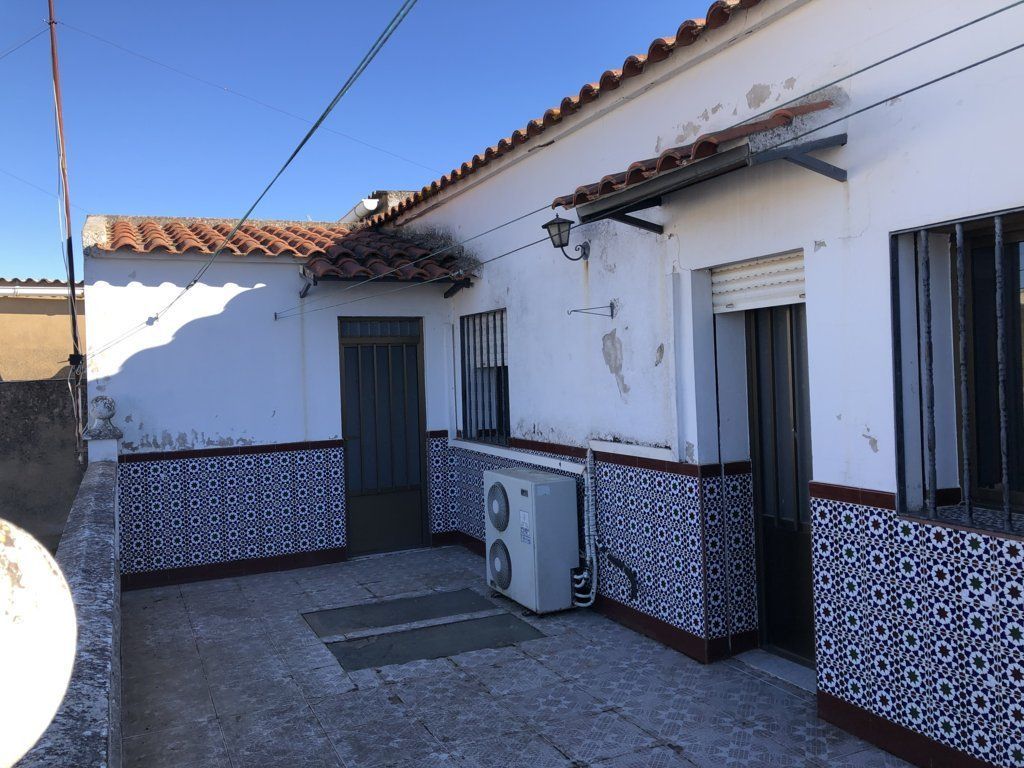 Vista exterior de Casa adosada en venda en La Garrovilla  amb Terrassa i Balcó