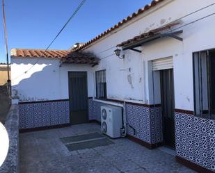 Vista exterior de Casa adosada en venda en La Garrovilla  amb Terrassa i Balcó