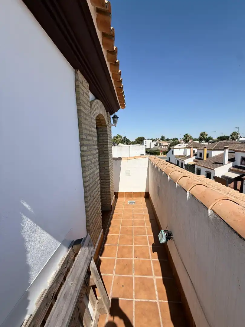 Terrassa de Casa o xalet en venda en Sanlúcar la Mayor amb Calefacció i Terrassa