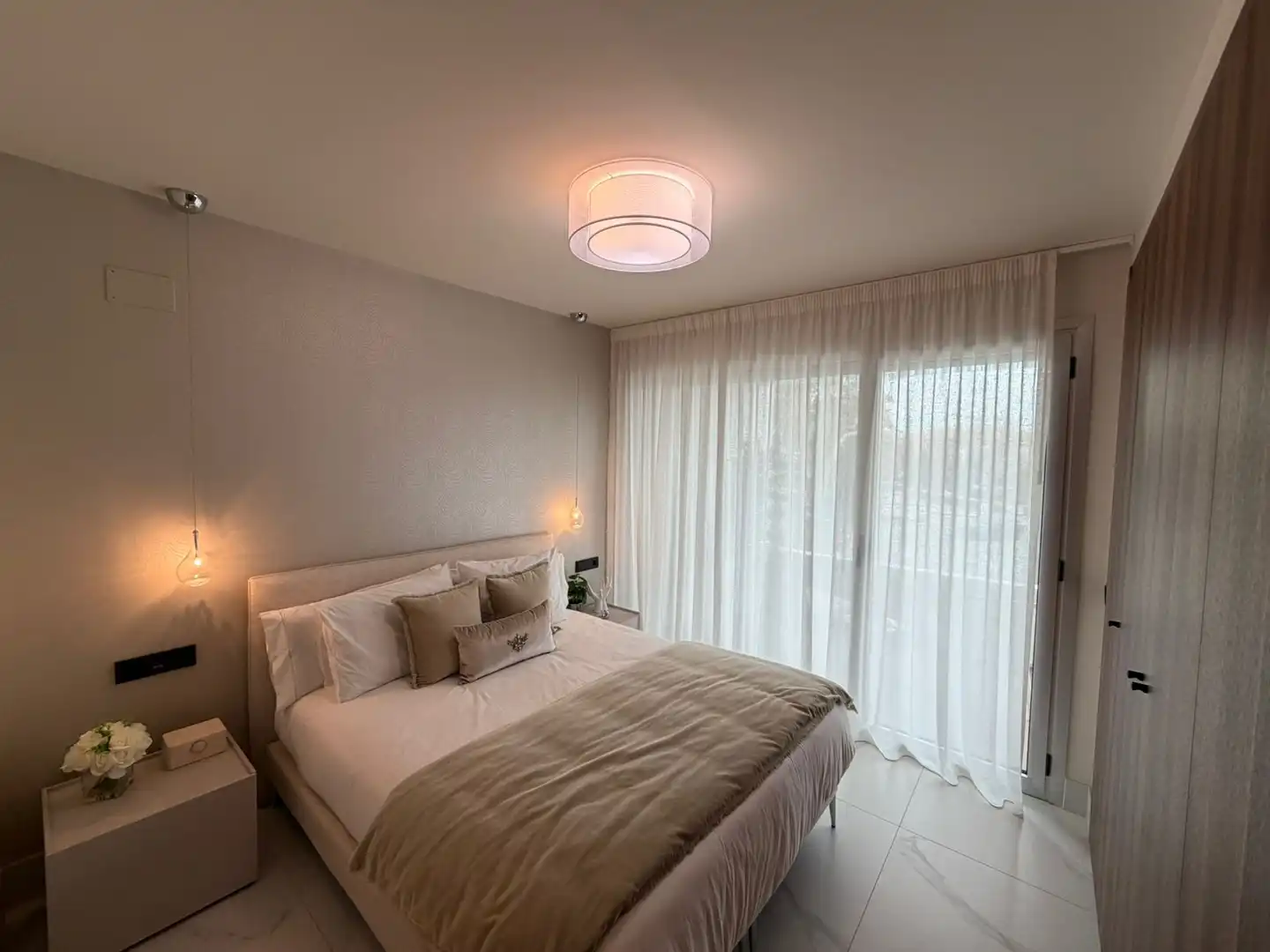 Dormitori de Apartament de lloguer en Marbella amb Aire condicionat, Terrassa i Piscina