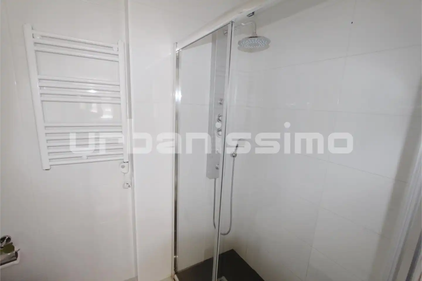 Bany de Apartament de lloguer en Madrid amb Aire condicionat, Calefacció i Moblat