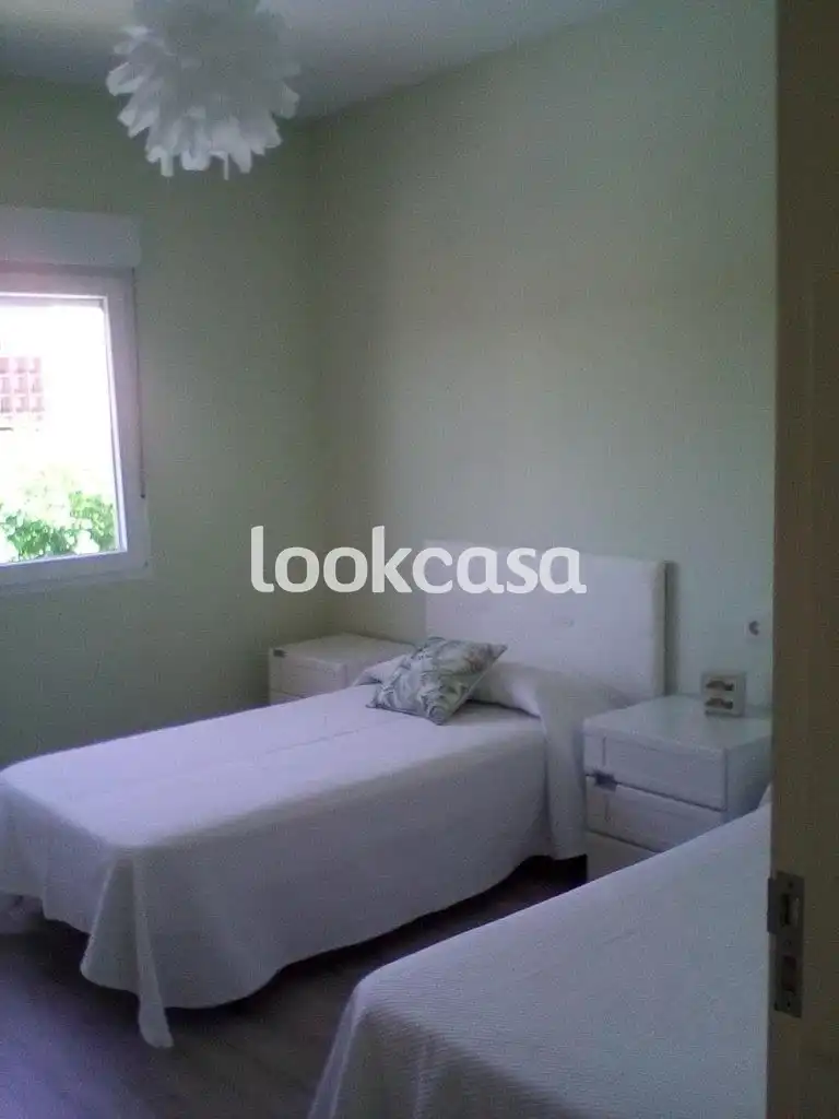 Schlafzimmer von Wohnung zum Verkauf in Sanxenxo mit Privatgarten, Terrasse und Möbliert