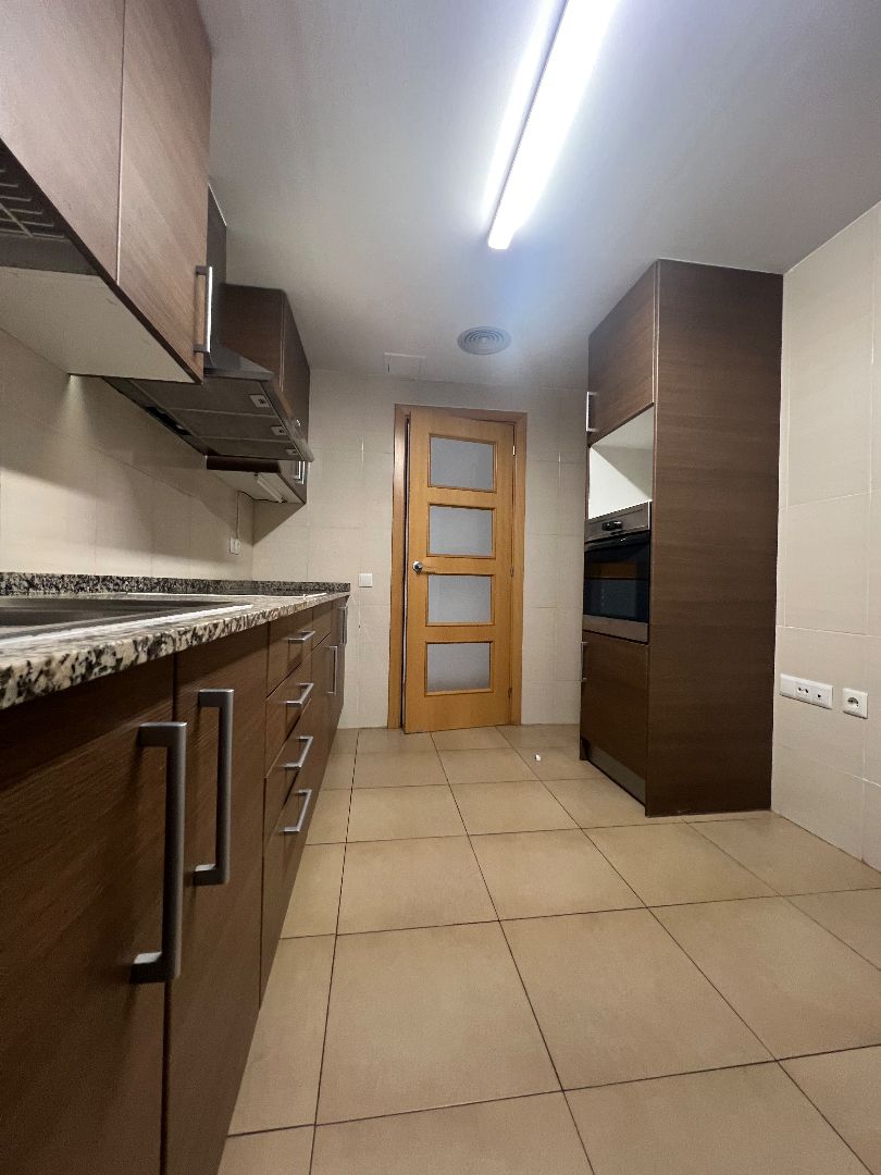 Cuina de Pis en venda en Reus amb Calefacció, Forn i Balcó