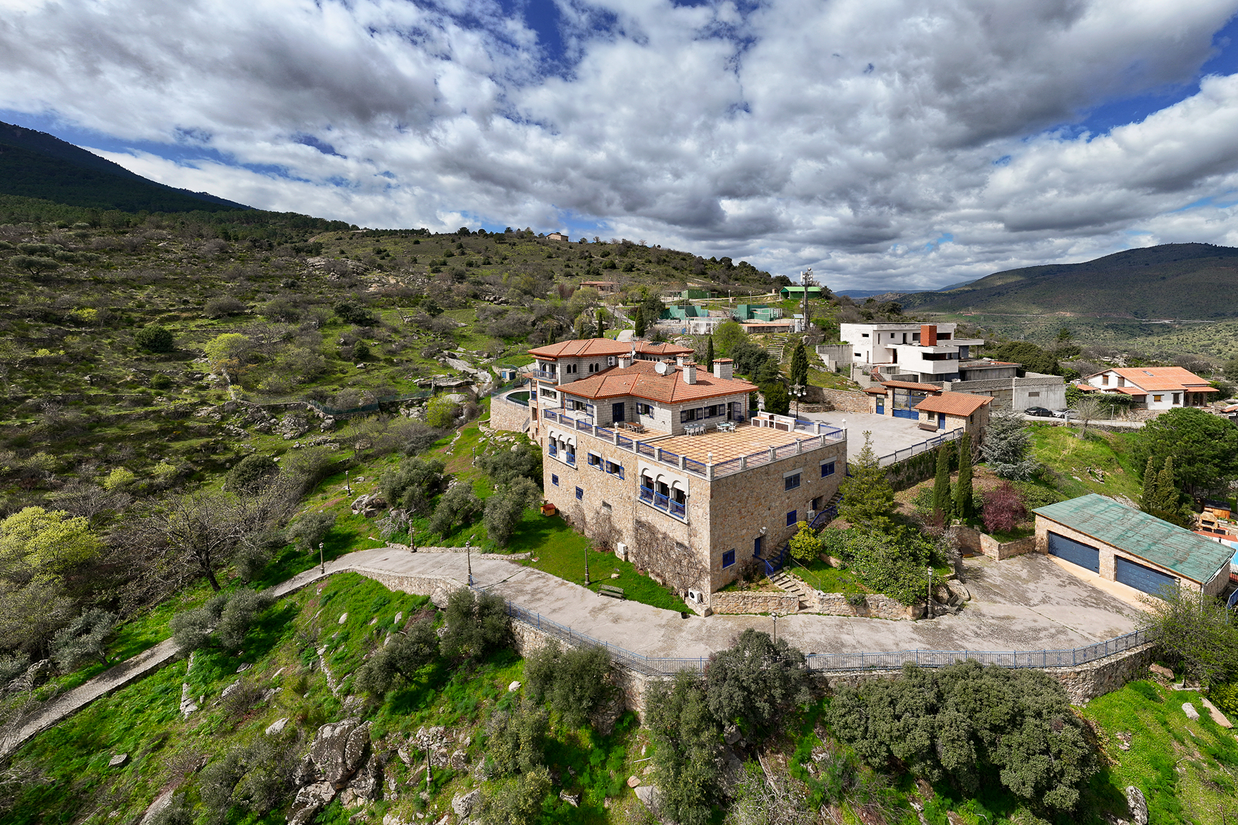 Exterior view of House or chalet for sale in El Tiemblo   with Air Conditioner, Private garden and Terrace