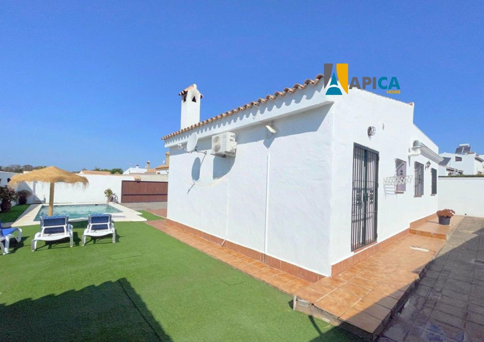 Vista exterior de Casa o xalet en venda en Conil de la Frontera amb Aire condicionat i Piscina