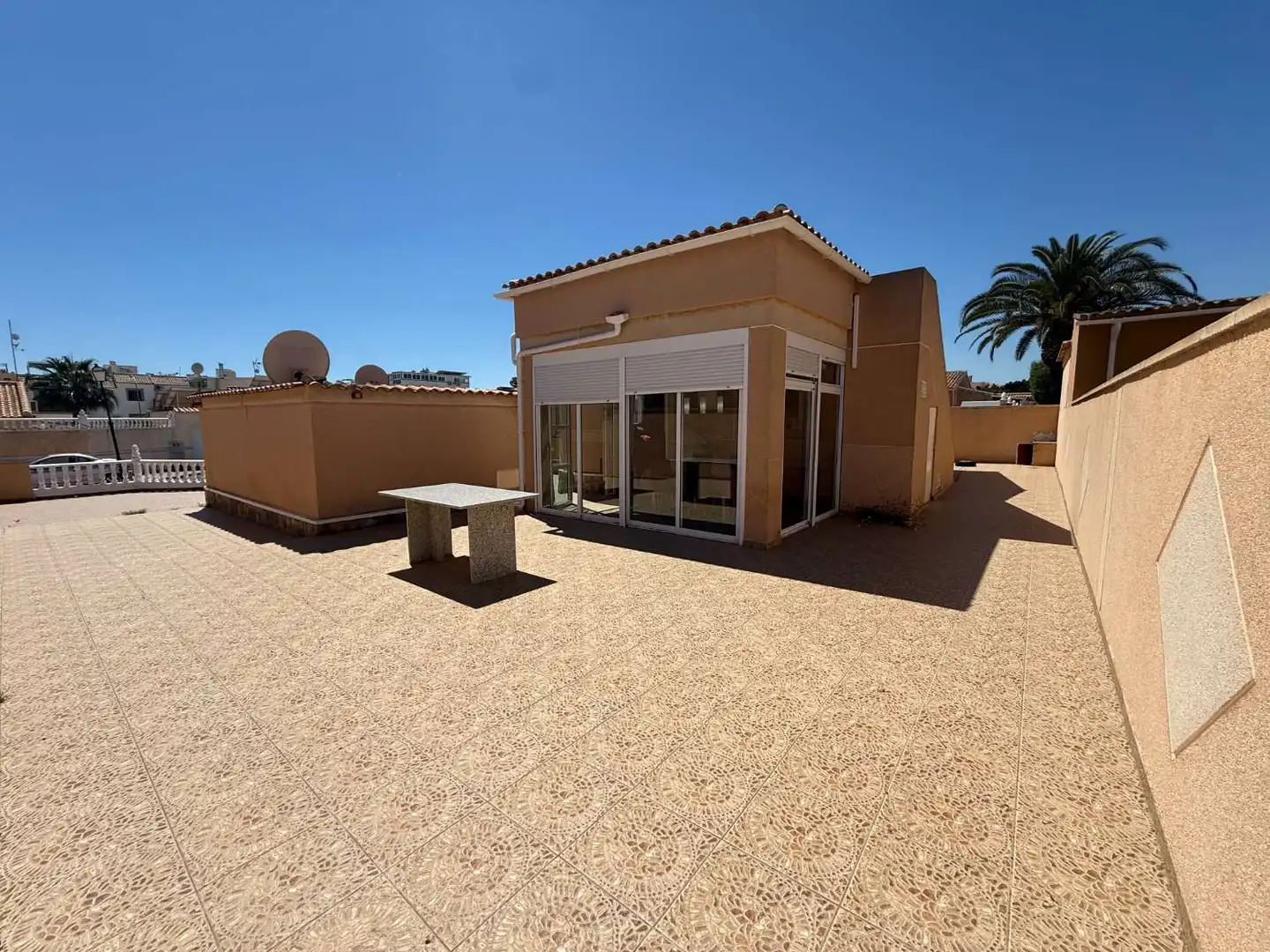 Vista exterior de Casa o xalet en venda en Orihuela amb Aire condicionat, Calefacció i Moblat