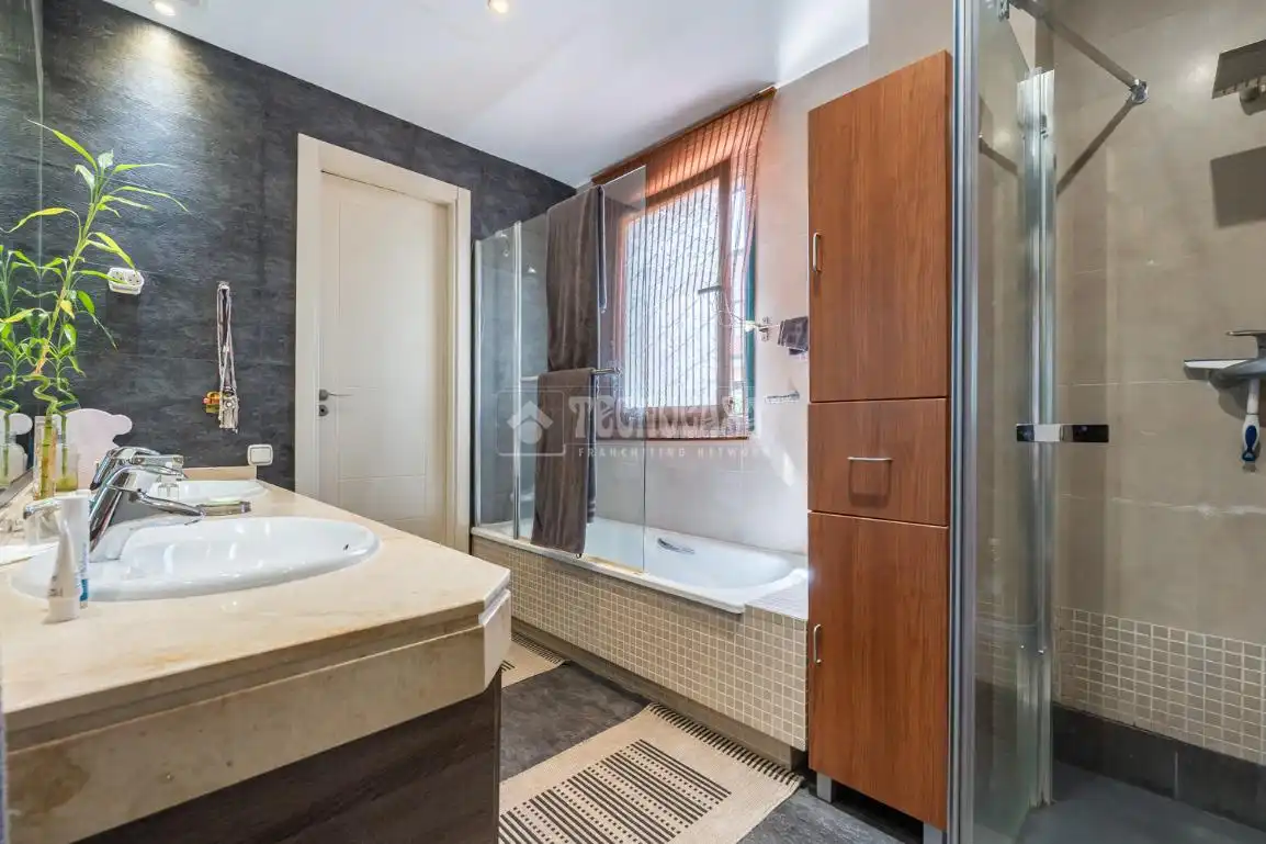 Baño de Casa adosada en venta en Paracuellos de Jarama con Aire acondicionado, Calefacción y Jardín privado
