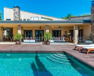 Vista exterior de Casa o xalet en venda en Torrelodones amb Aire condicionat, Calefacció i Jardí privat