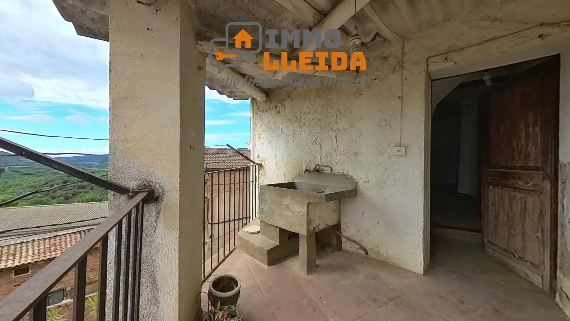 Terrassa de Casa adosada en venda en Les Avellanes i Santa Linya amb Terrassa, Traster i Balcó