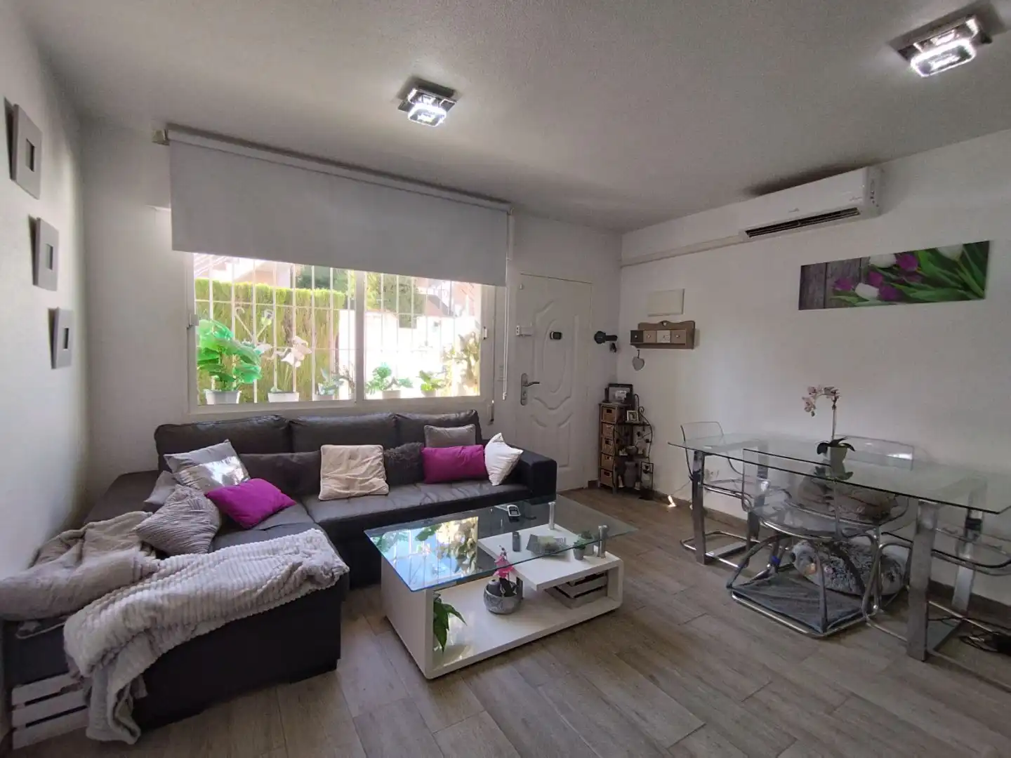 Sala d'estar de Casa adosada en venda en Torrevieja amb Aire condicionat, Calefacció i Jardí privat