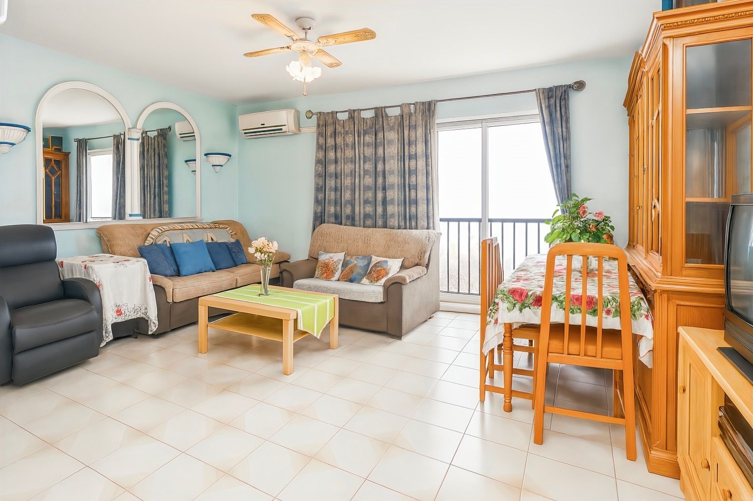 Sala d'estar de Apartament en venda en Santiago del Teide amb Aire condicionat, Terrassa i Traster