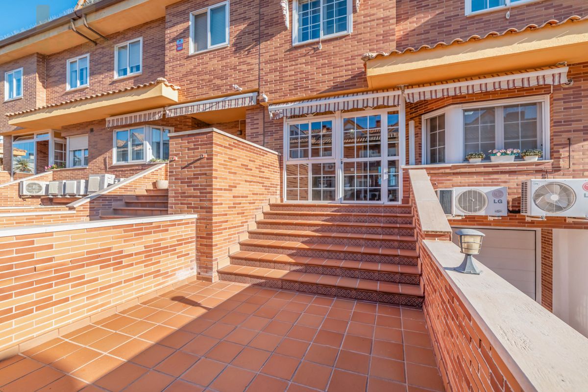 Vista exterior de Casa adosada en venda en Valdemoro amb Aire condicionat, Calefacció i Jardí privat