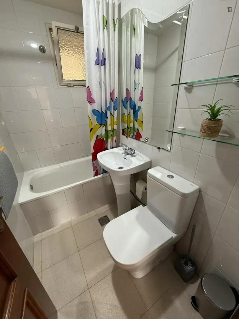 Baño de Apartamento para compartir en Coslada con Aire acondicionado, Calefacción y Amueblado