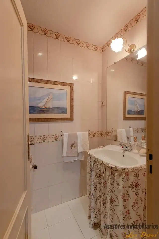 Badezimmer von Einfamilien-Reihenhaus zum Verkauf in Madrid mit Klimaanlage, Heizung und Privatgarten