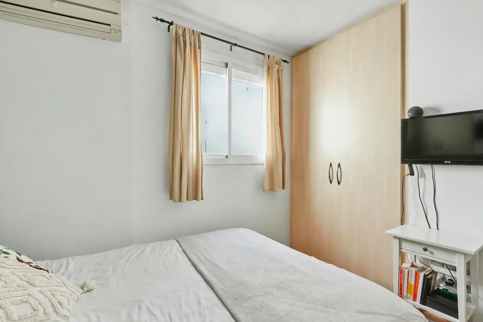 Bedroom of Flat for sale in Barcelona  with Air Conditioner, Heating and Parquet flooring