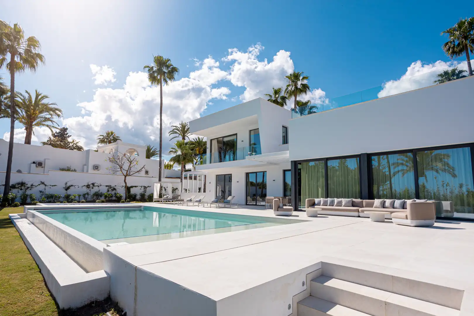 Vista exterior de Casa o xalet en venda en Estepona amb Aire condicionat, Calefacció i Jardí privat