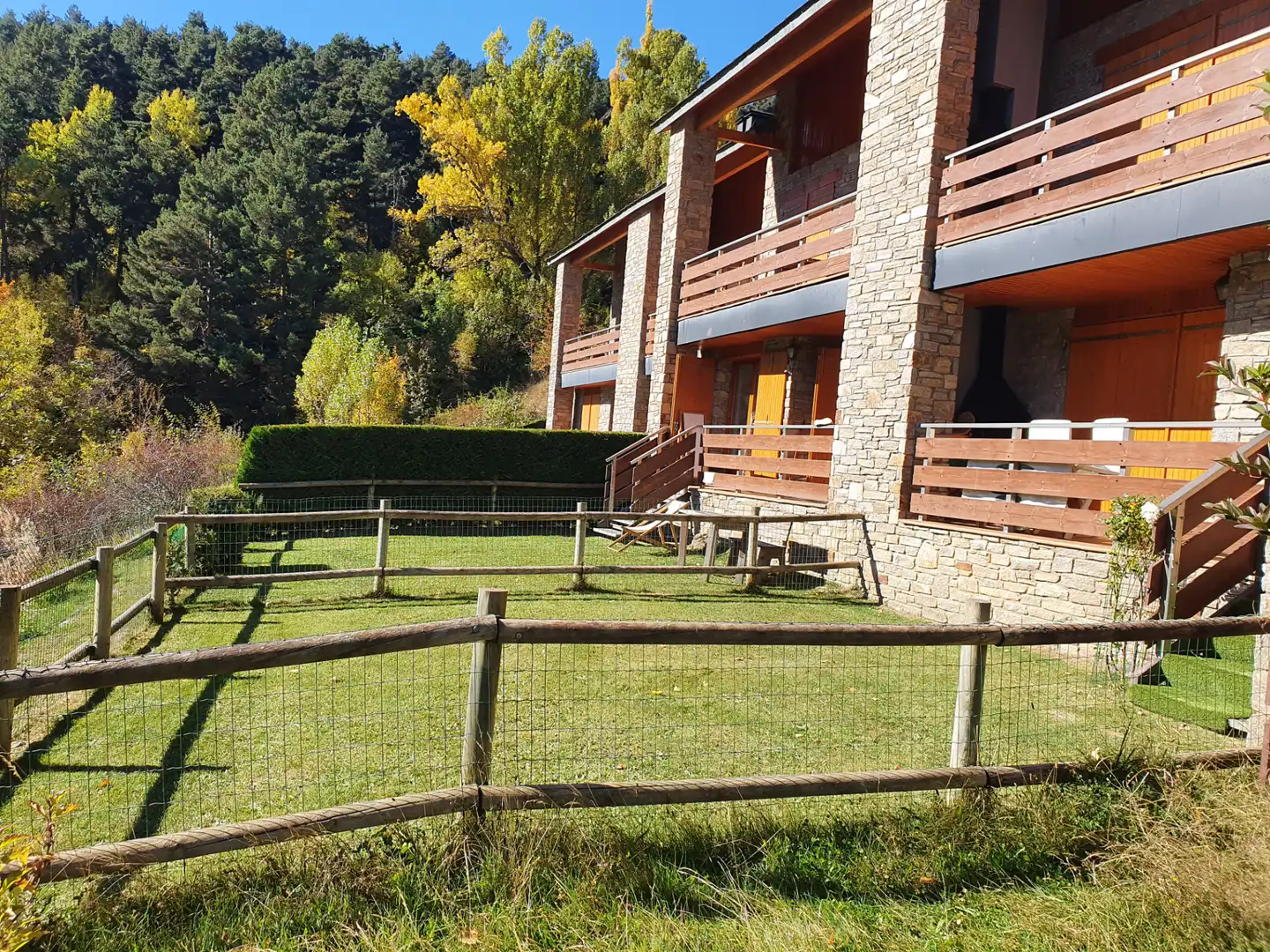 Vista exterior de Piso de alquiler en Alp con Jardín privado, Amueblado y Balcón