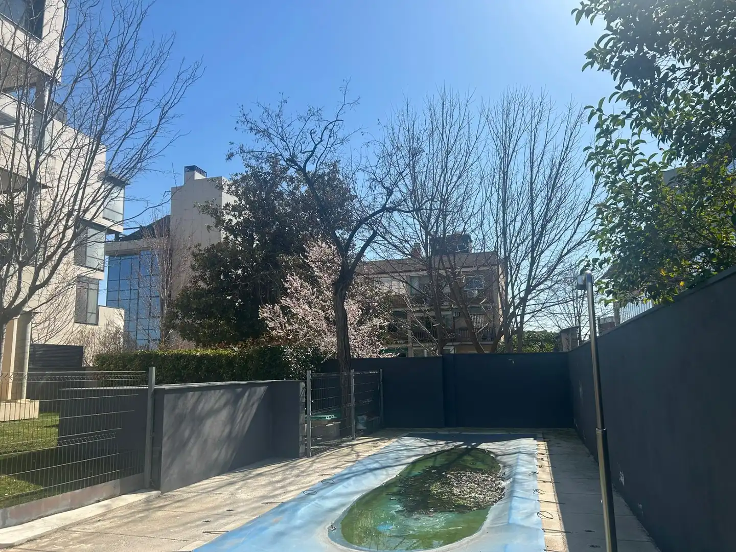 Vista exterior de Apartament de lloguer en Madrid amb Calefacció, Jardí privat i Terrassa