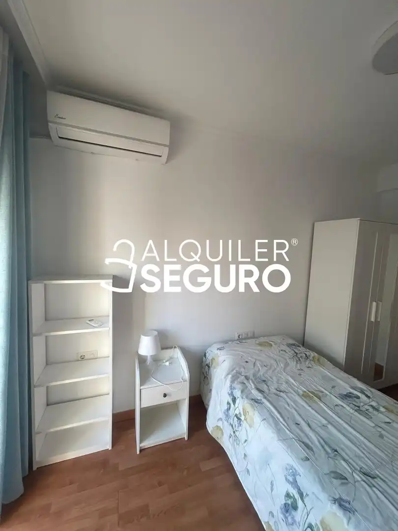 Dormitori de Pis de lloguer en Maracena amb Aire condicionat, Calefacció i Terrassa