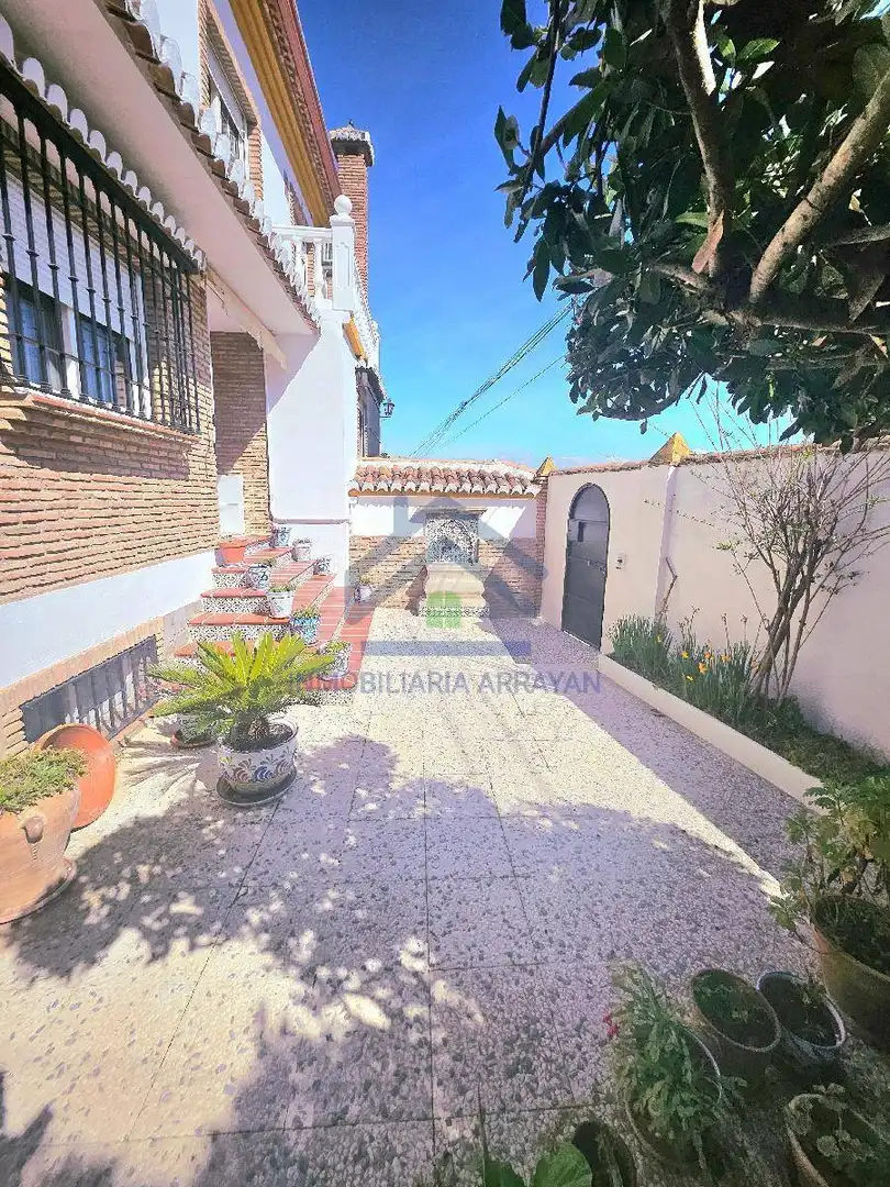 Vista exterior de Casa o chalet en venta en Ogíjares con Aire acondicionado, Calefacción y Jardín privado
