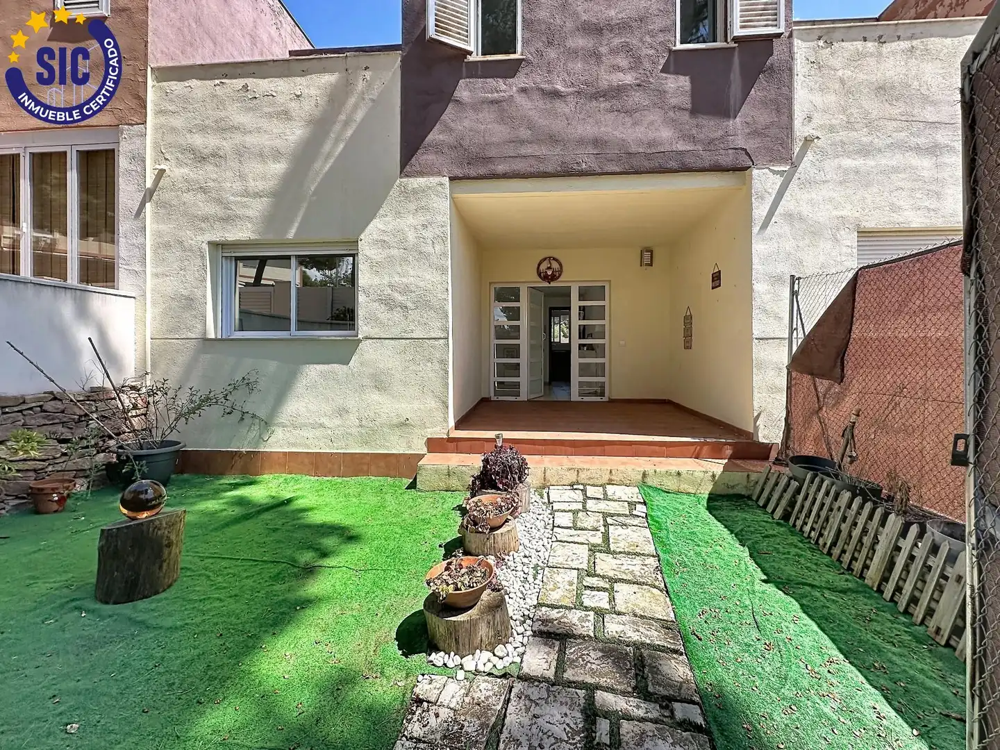 Vista exterior de Casa adosada en venta en Serra con Jardín privado, Terraza y Piscina comunitaria