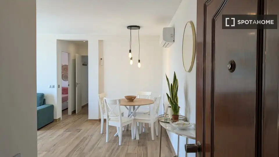 Menjador de Apartament per a compartir en Málaga amb Aire condicionat, Terrassa i Moblat