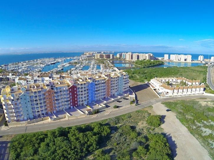 Vista exterior de Apartament en venda en La Manga del Mar Menor amb Aire condicionat, Calefacció i Jardí privat