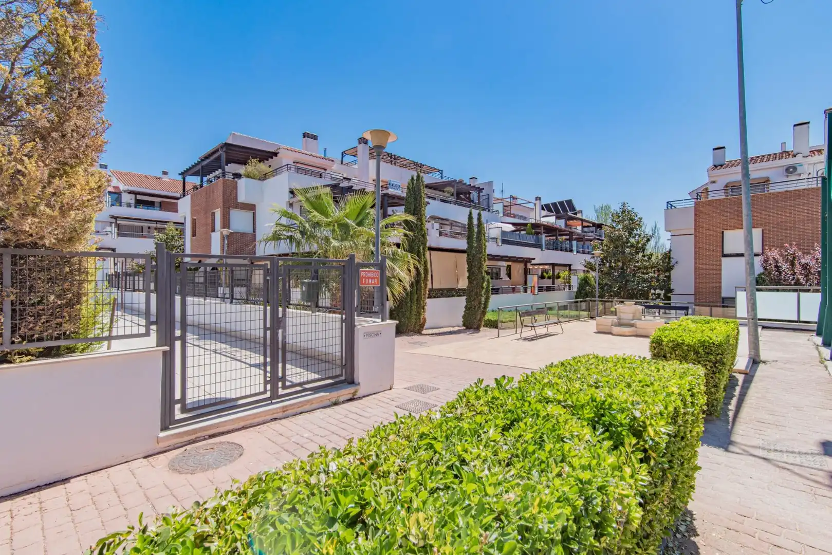 Vista exterior de Pis en venda en Albolote amb Jardí privat, Terrassa i Moblat