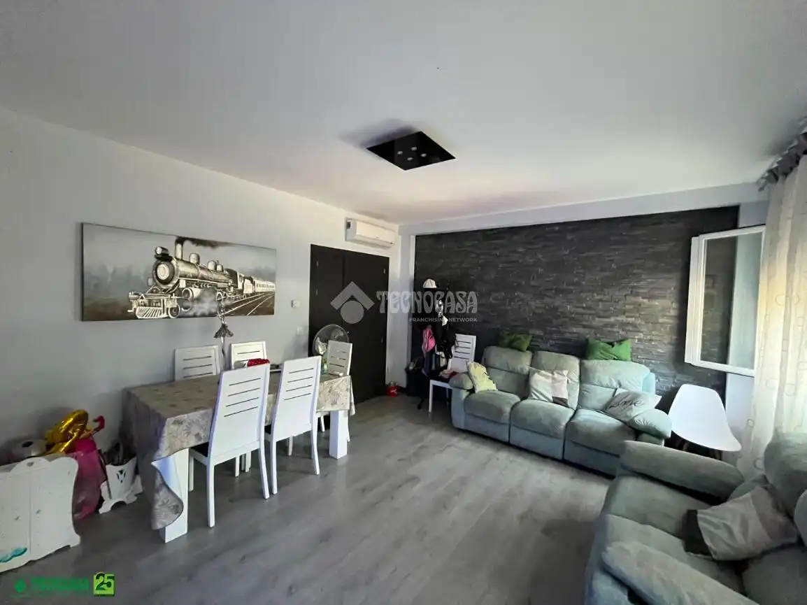 Sala de estar de Casa adosada en venta en Miguelturra con Aire acondicionado, Calefacción y Piscina comunitaria