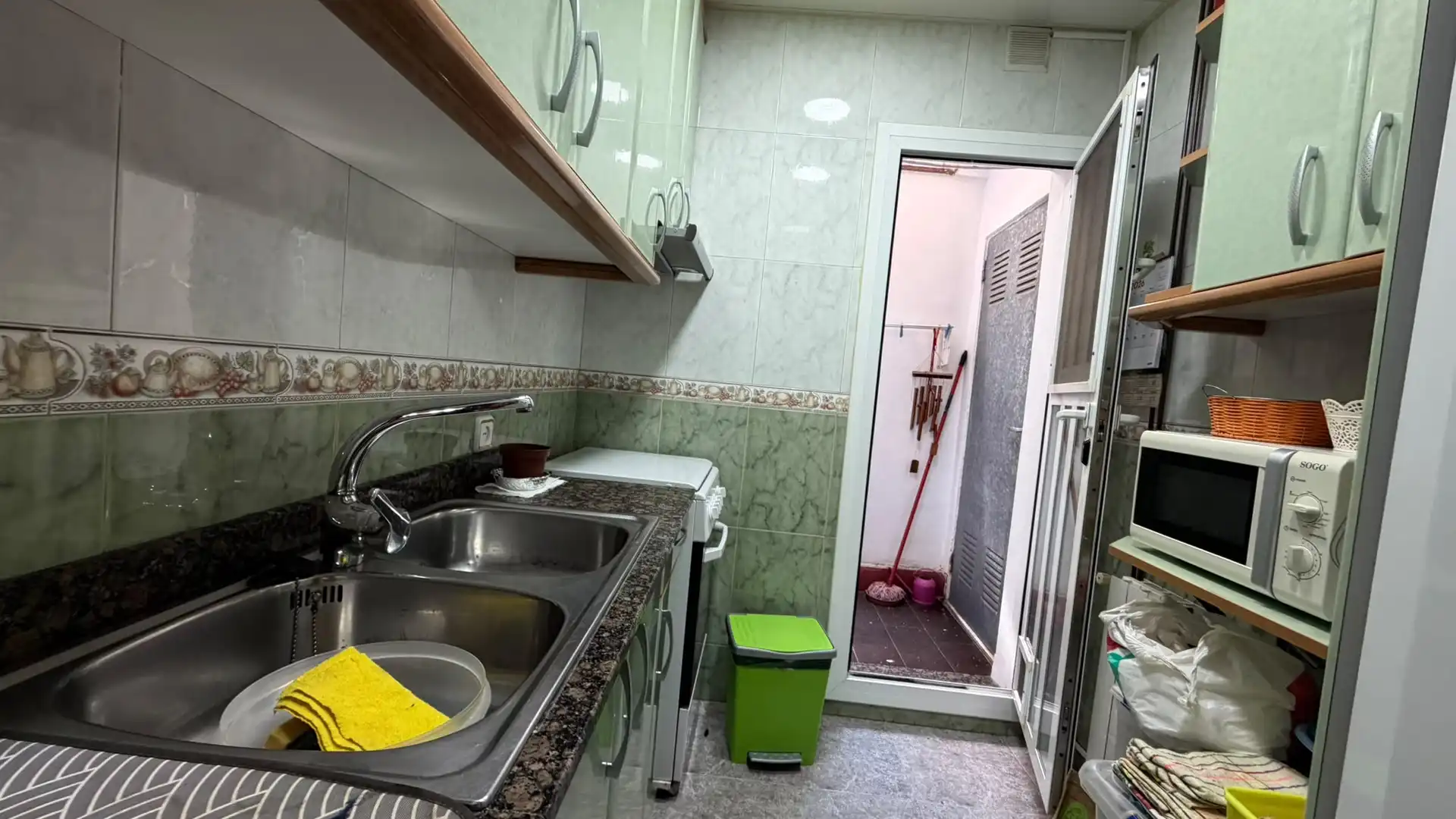 Cuina de Planta baixa en venda en L'Hospitalet de Llobregat amb Terrassa
