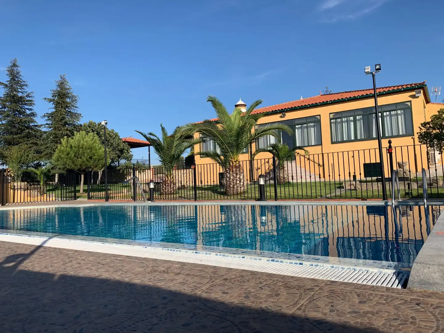 Piscina de Finca rústica en venda en Almoharín amb Aire condicionat, Terrassa i Moblat