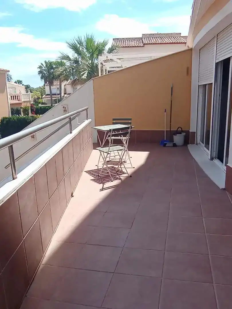 Terrasse von Wohnungen zur Miete in Oliva mit Klimaanlage, Privatgarten und Möbliert