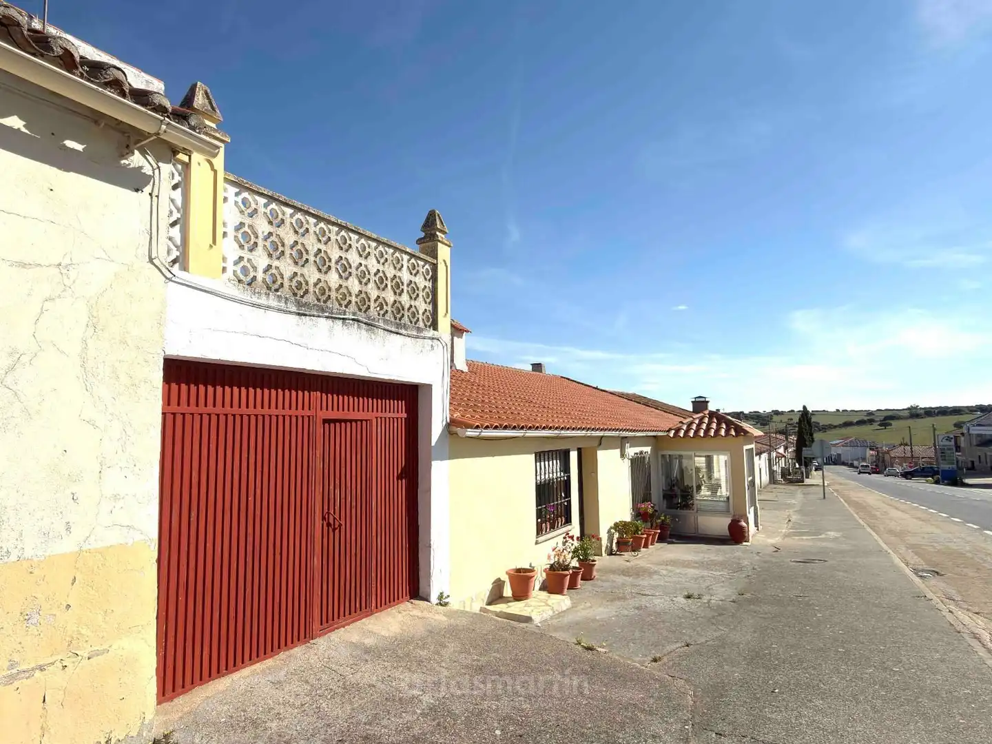 Vista exterior de Casa o xalet en venda en Vecinos amb Terrassa i Moblat