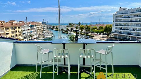 Atico dúplex de excepción en el puerto de Empuriabrava con vistas al mar y al canal.