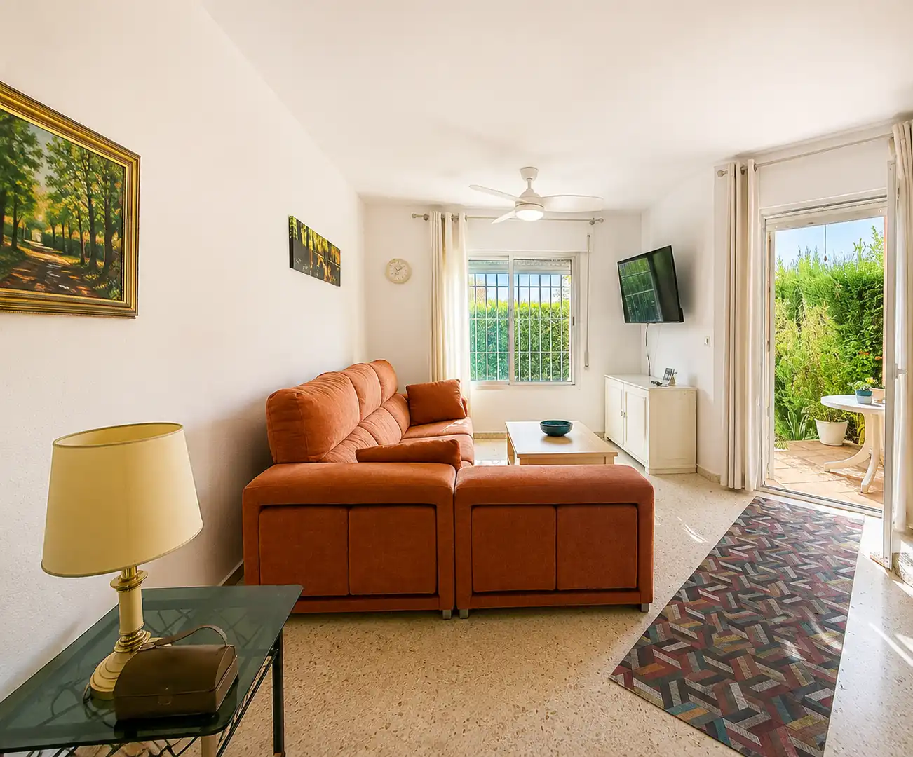 Sala de estar de Casa adosada en venta en Estepona con Jardín privado, Terraza y Piscina