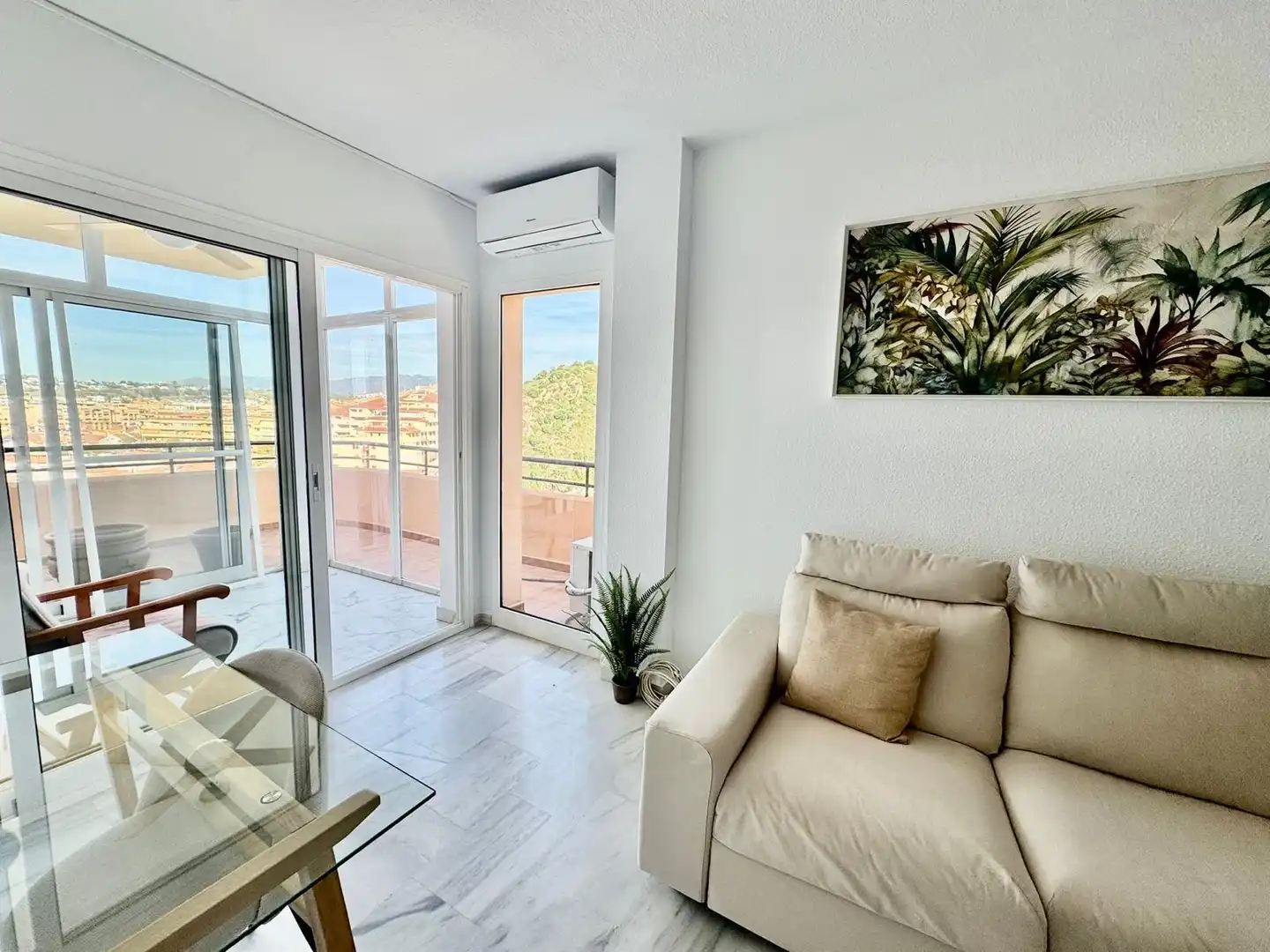 Sala de estar de Piso en venta en Fuengirola con Aire acondicionado, Terraza y Piscina comunitaria