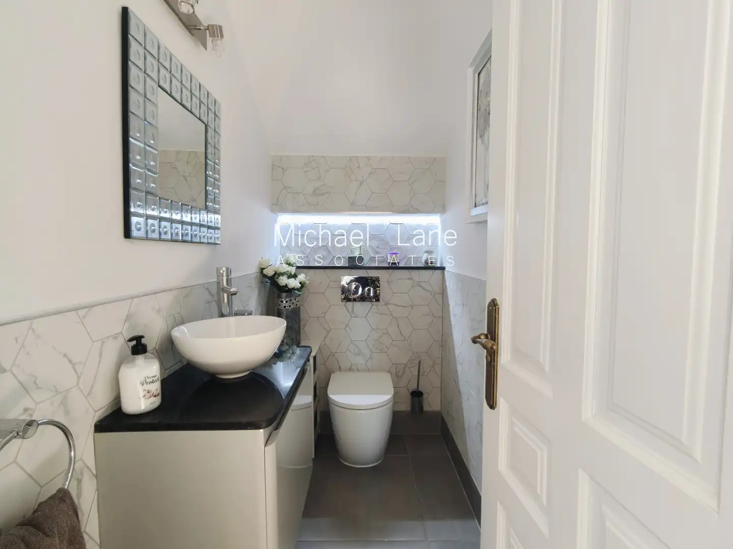 Bathroom of Houses for sale in Sotogrande  with Air Conditioner, Heating and Private garden
