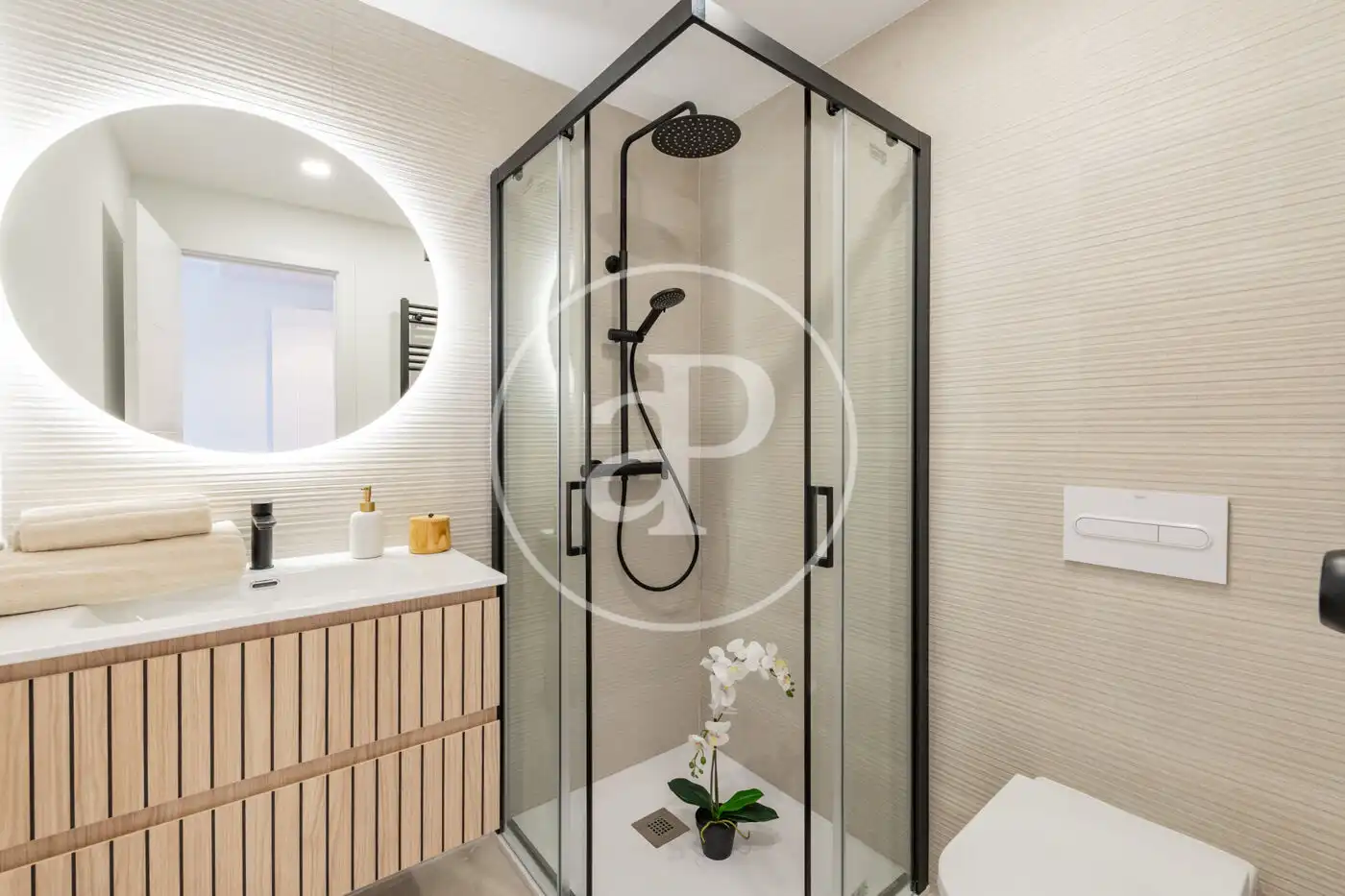 Bathroom of Flat for sale in Madrid  with Air Conditioner, Heating and Terrace