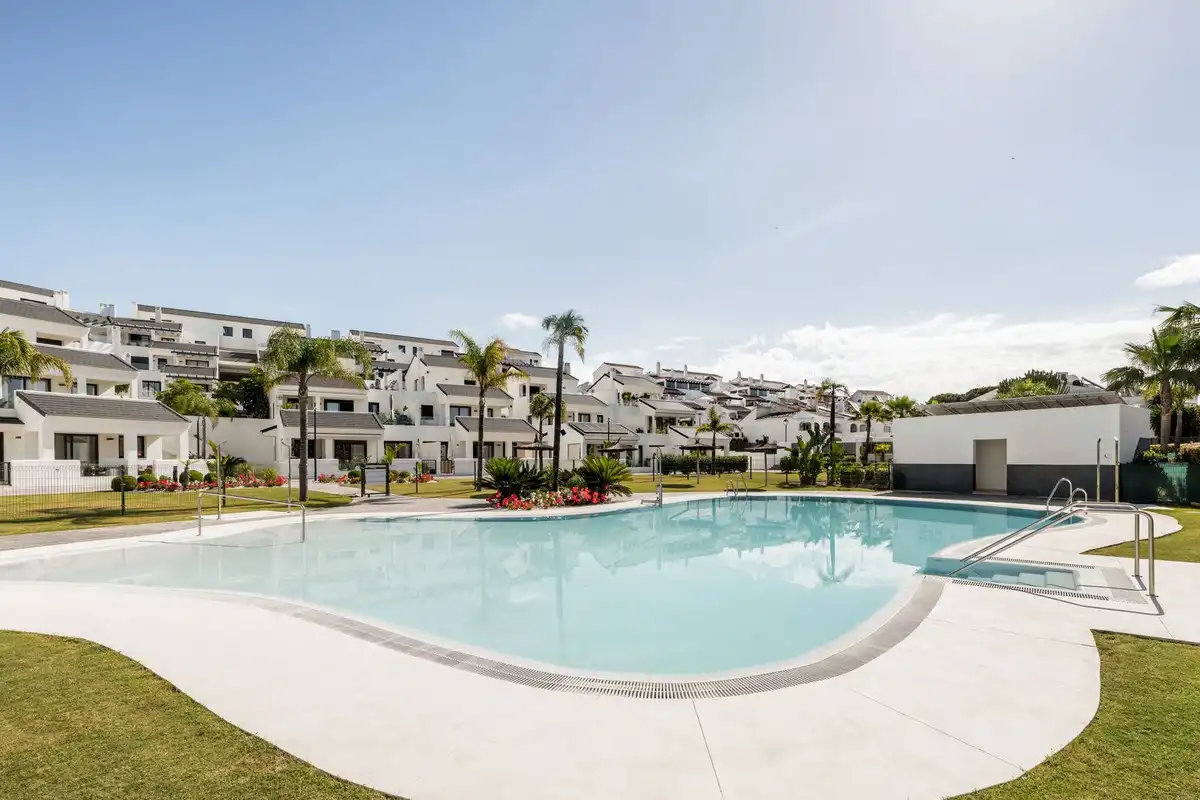 Jardí de Dúplex en venda en Estepona amb Aire condicionat, Terrassa i Piscina comunitària