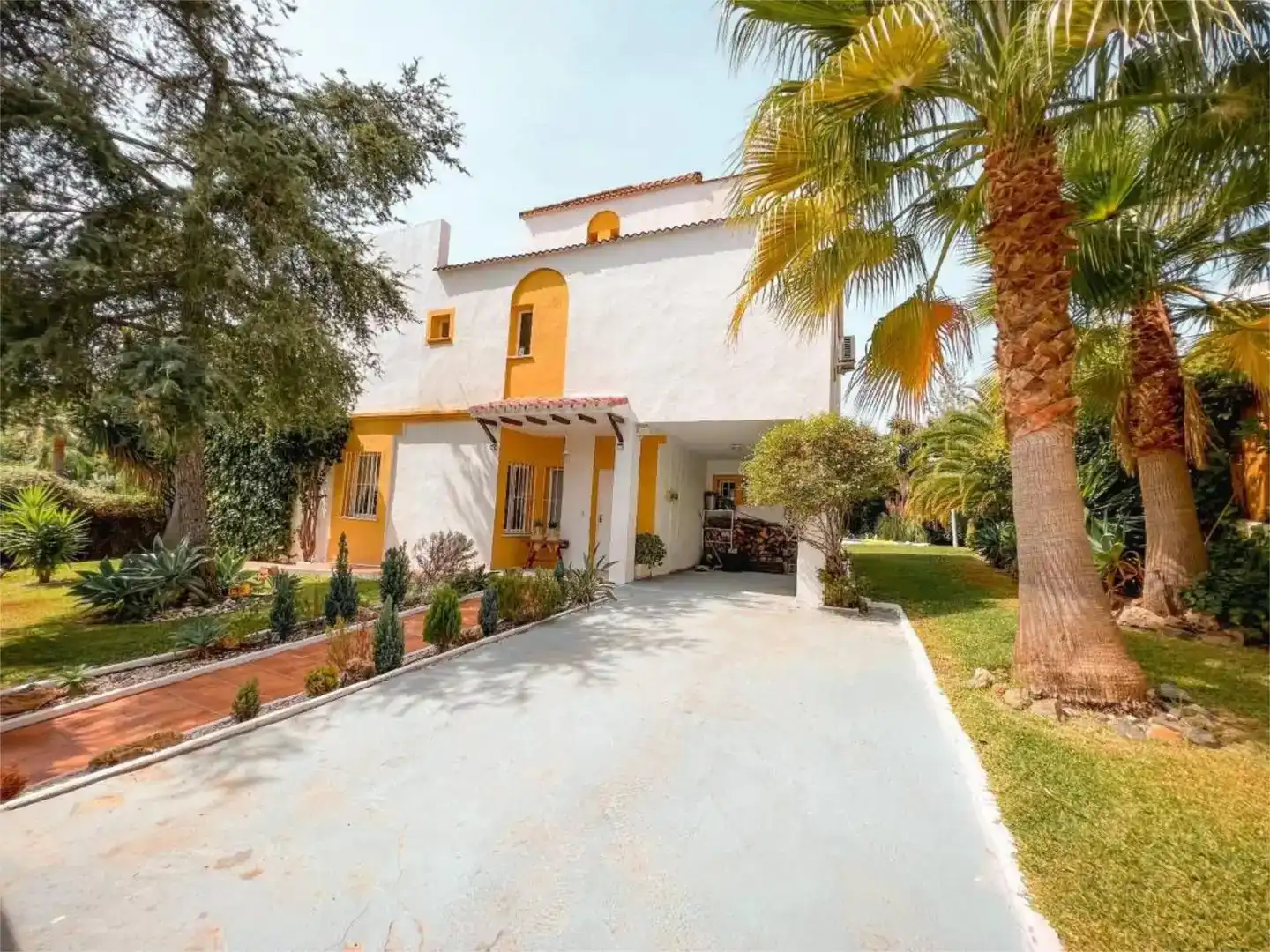 Vista exterior de Casa o xalet de lloguer en Nueva Andalucía