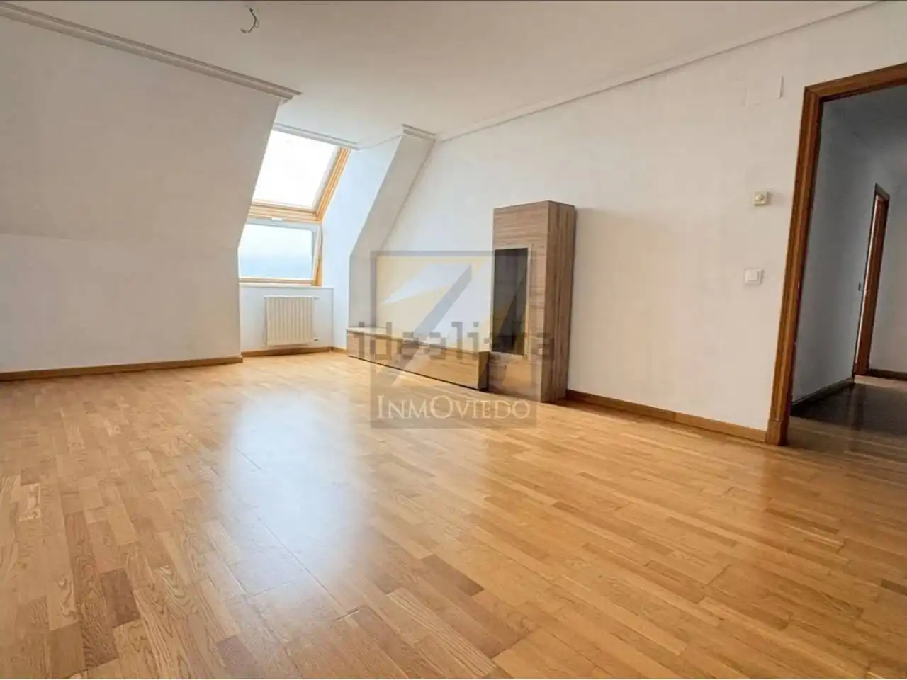 Sala d'estar de Àtic en venda en Oviedo  amb Calefacció i Traster