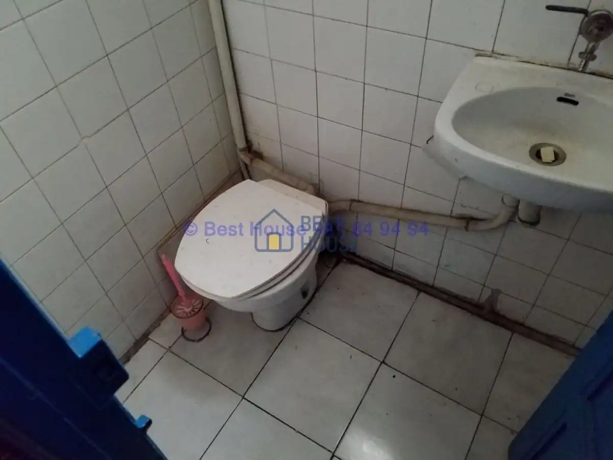 Badezimmer von Geschaftsraum zum Verkauf in León Capital  mit Parkett