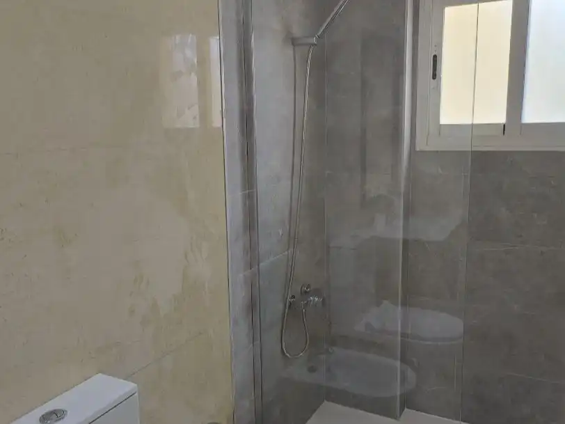 Badezimmer von Wohnungen zur Miete in Playamar - Benyamina