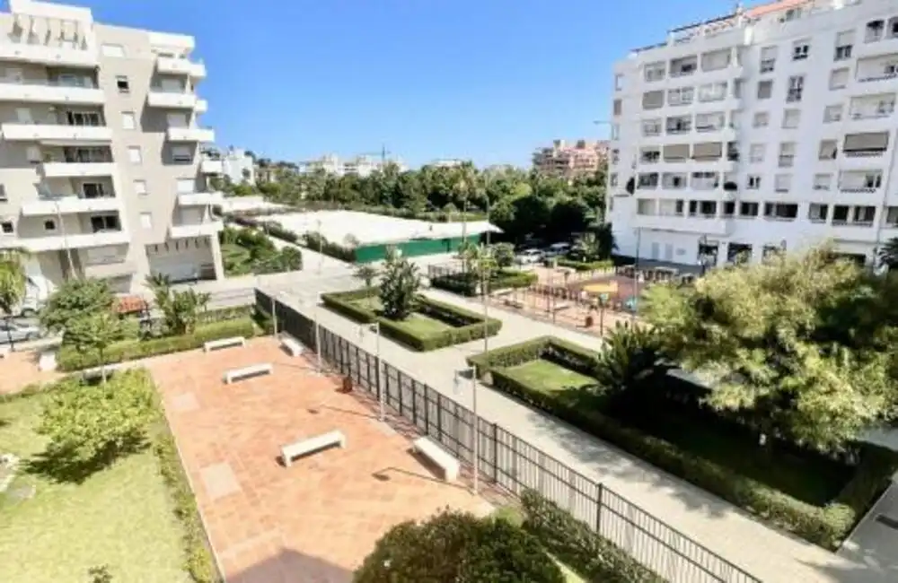 Vista exterior de Apartament en venda en Marbella amb Aire condicionat, Terrassa i Piscina