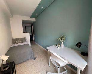 Bedroom of Flat to share in  Sevilla Capital  with Air Conditioner and Terrace