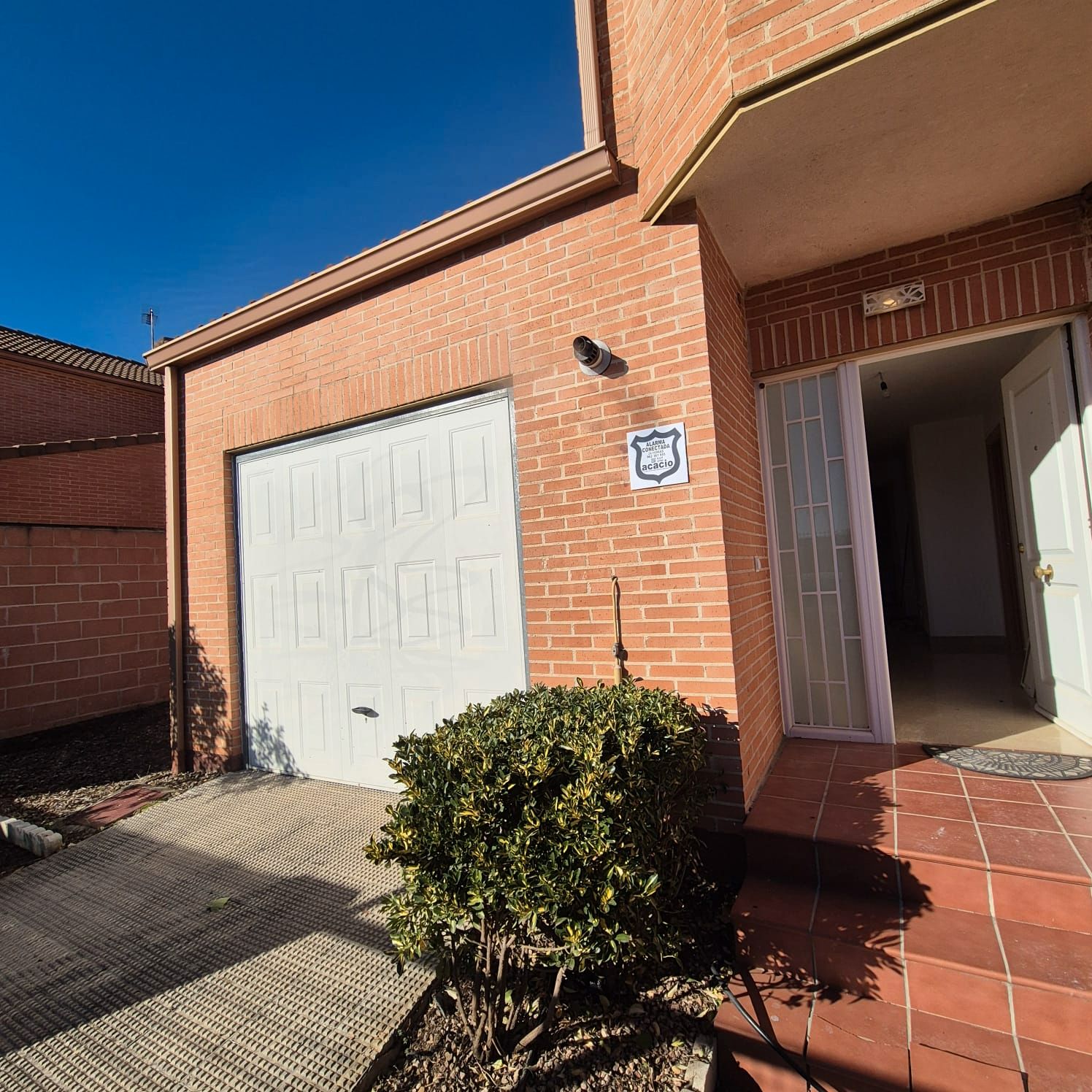 Vista exterior de Casa o xalet en venda en Galápagos amb Calefacció, Jardí privat i Parquet