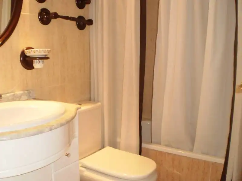 Bathroom of Flat for sale in Madrid  with Heating, Private garden and Parquet flooring