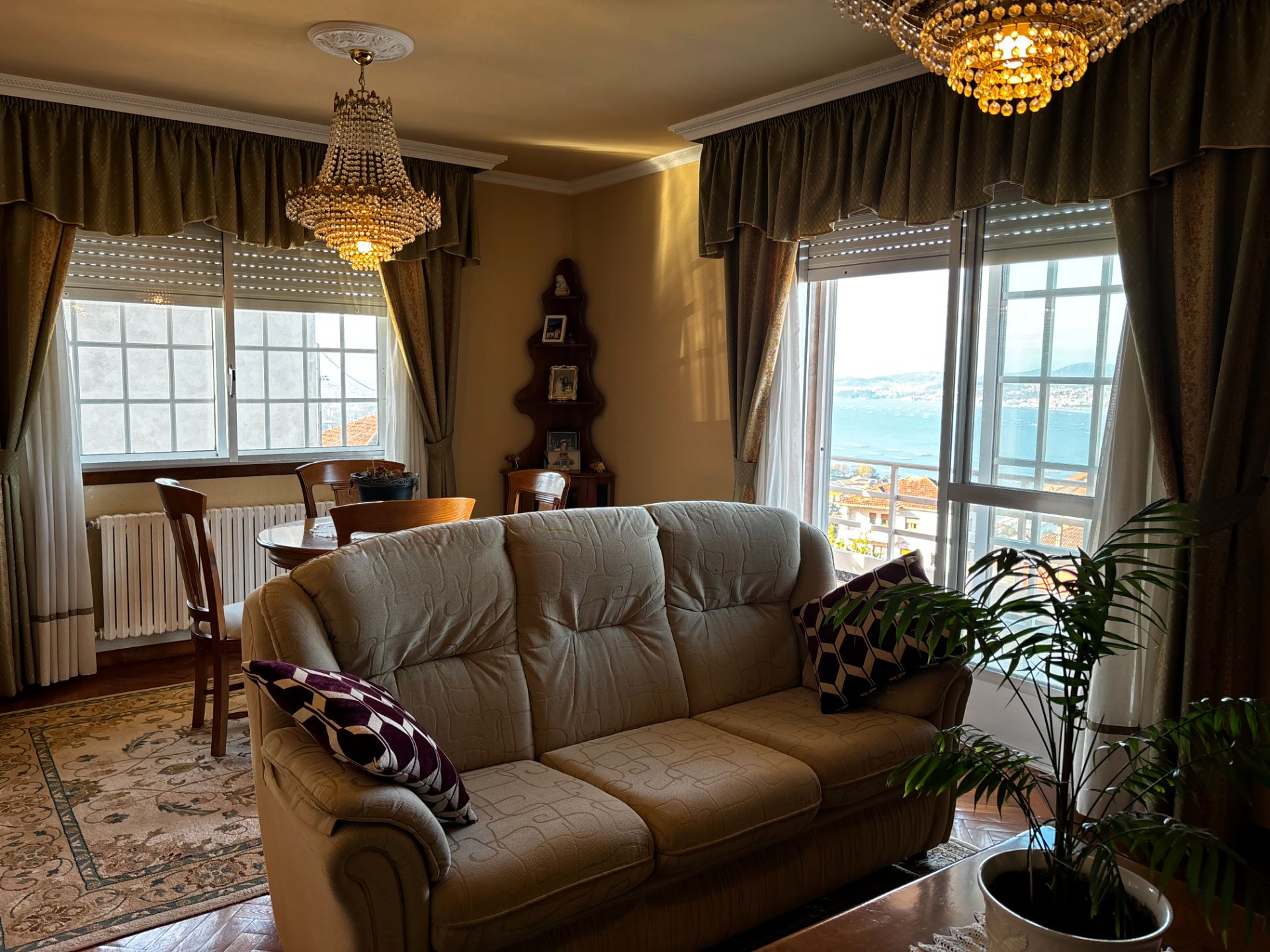 Sala d'estar de Casa o xalet en venda en Redondela amb Calefacció, Jardí privat i Terrassa