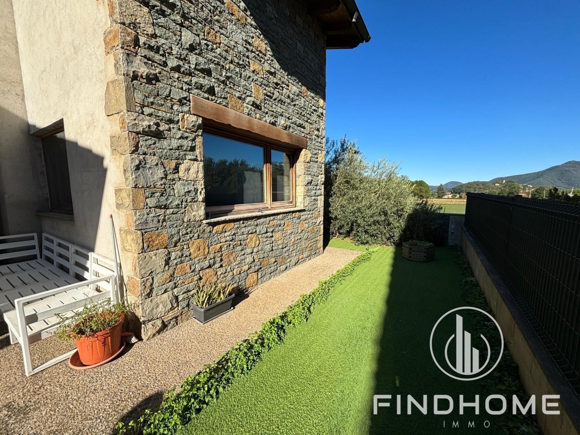 Vista exterior de Casa o xalet en venda en La Vall d'en Bas amb Calefacció, Jardí privat i Terrassa